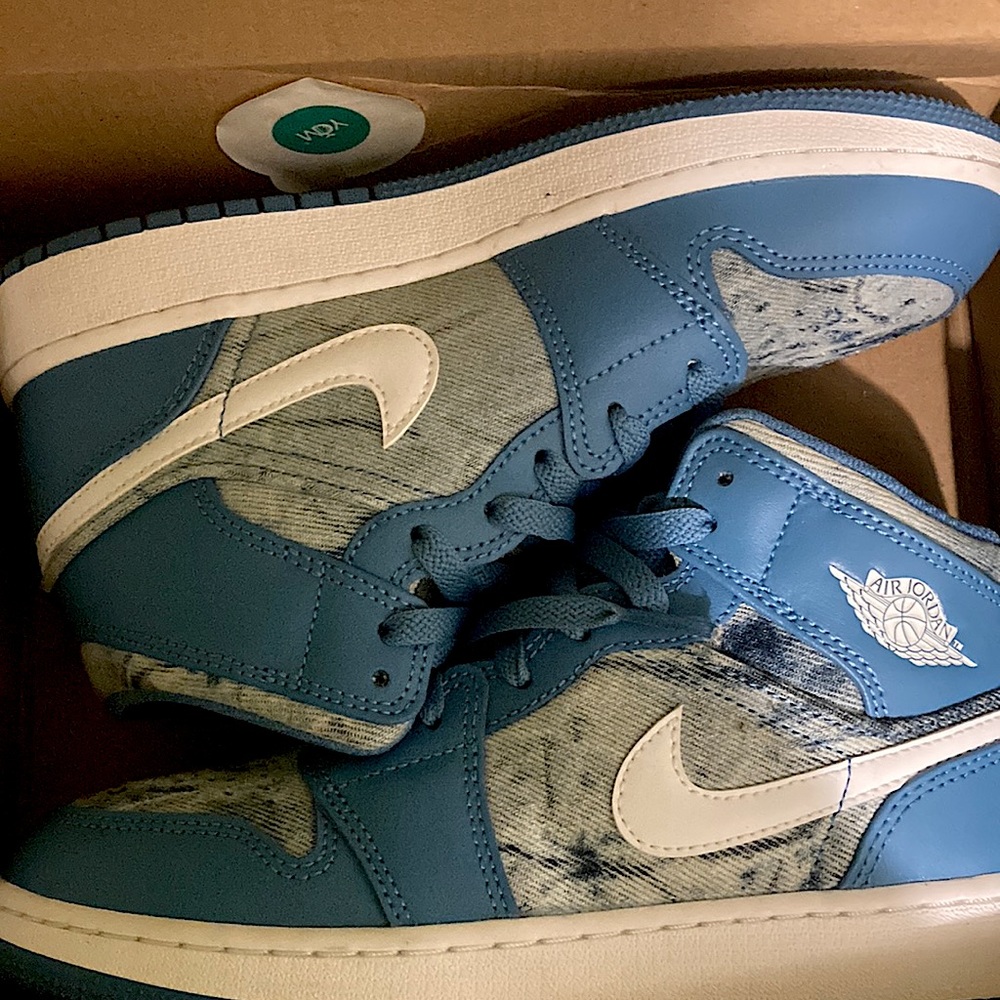 Jordan 1 mid (BRAND NEW CONDITION).